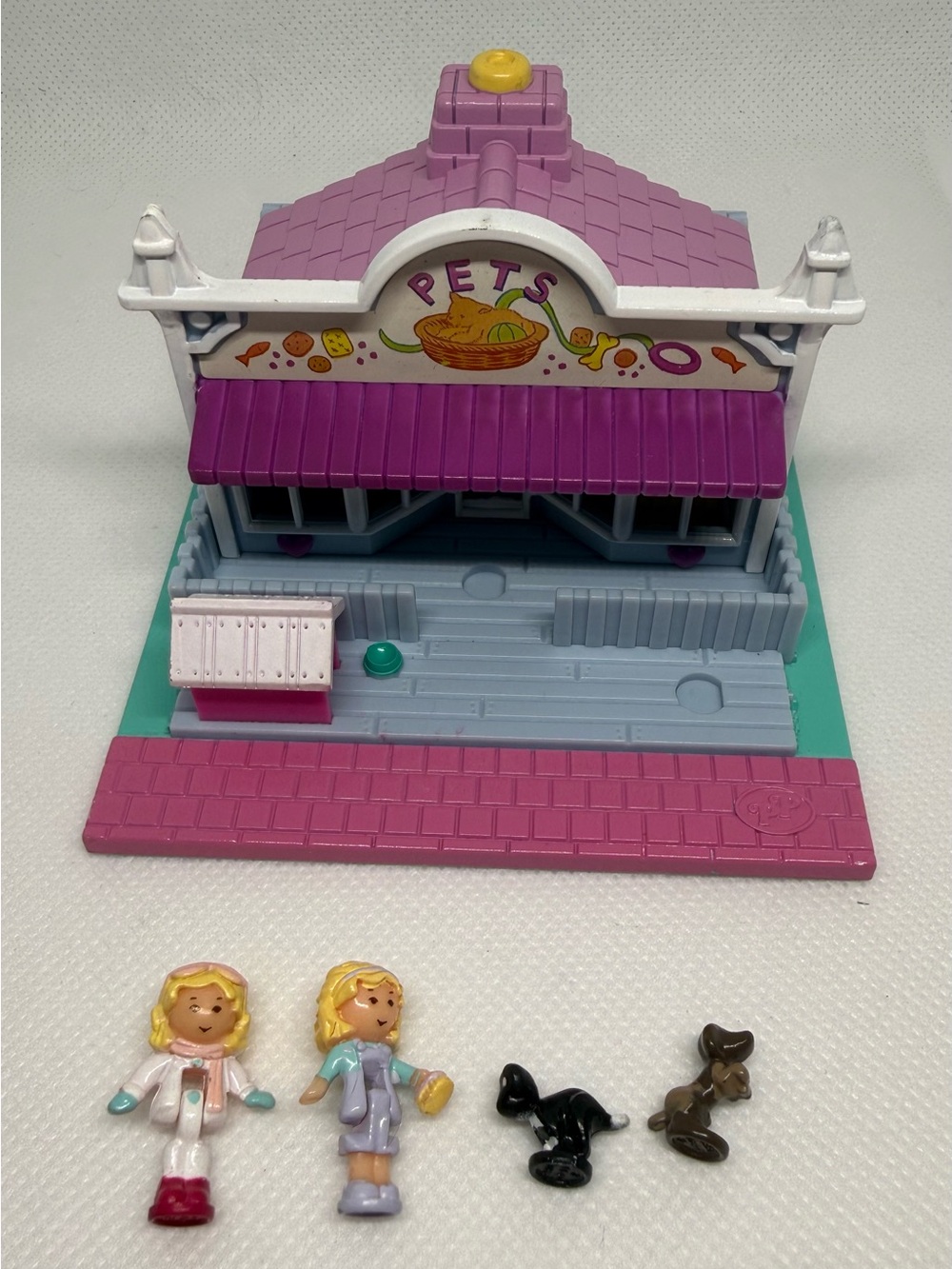 Blue Bird Purple and Pink Pet Shop Playset with Blonde Figures